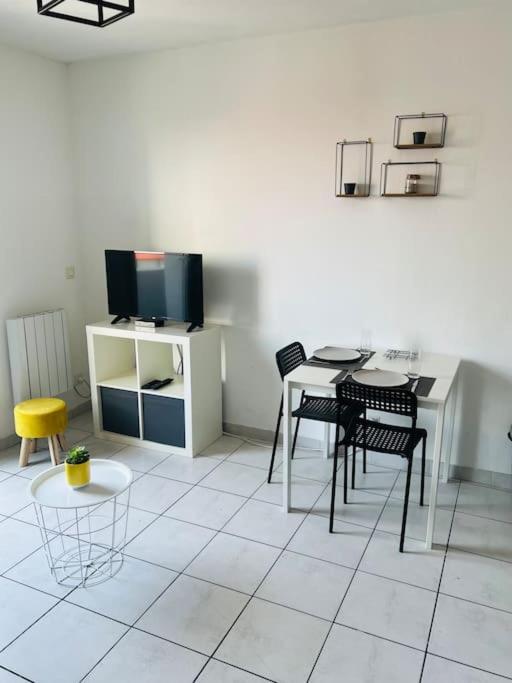 Fotografia z galérie ubytovania Le Studio 18 à Nîmes, proche centre ville & Gare TGV, Wifi Balcon v destinácii Nîmes