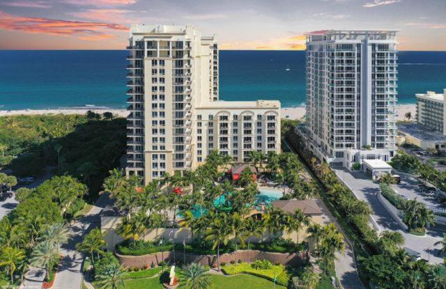 twee hoge witte gebouwen voor de oceaan bij Singer Island Beach resort and Spa, Located at the Palm Beach Marriott in Riviera Beach