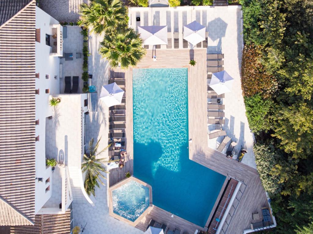 uma vista superior de uma piscina num resort em Le Confidentiel Hôtel & SPA em Saint-Raphaël