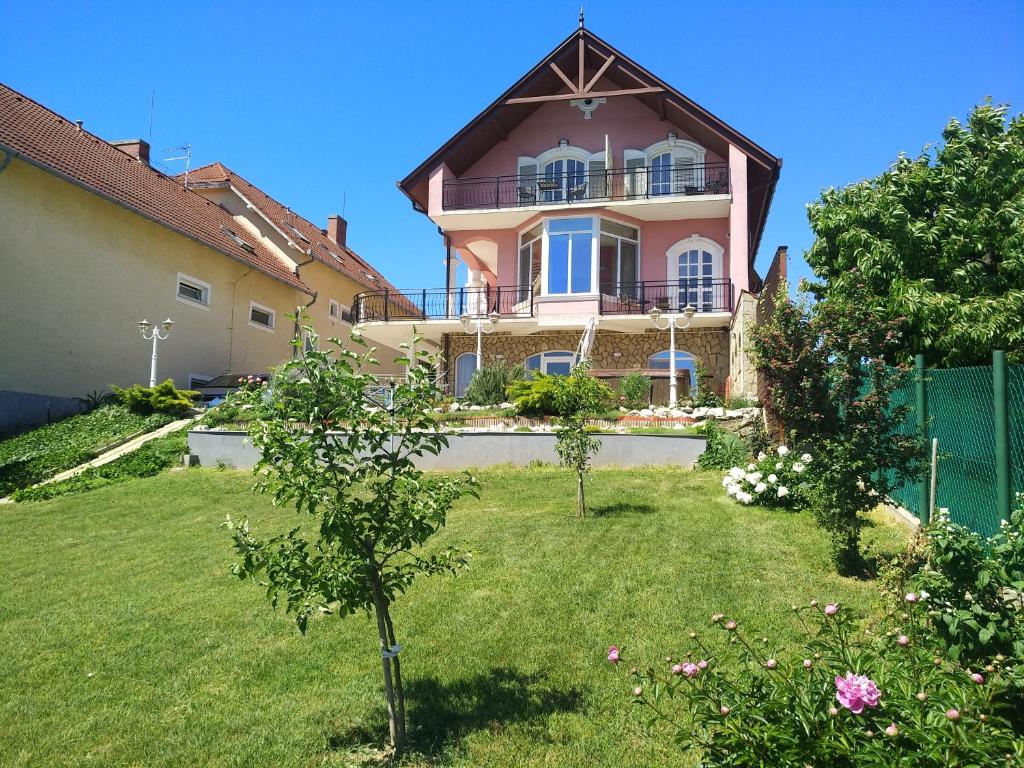 Vonkajšia záhrada v ubytovaní Manor Villa