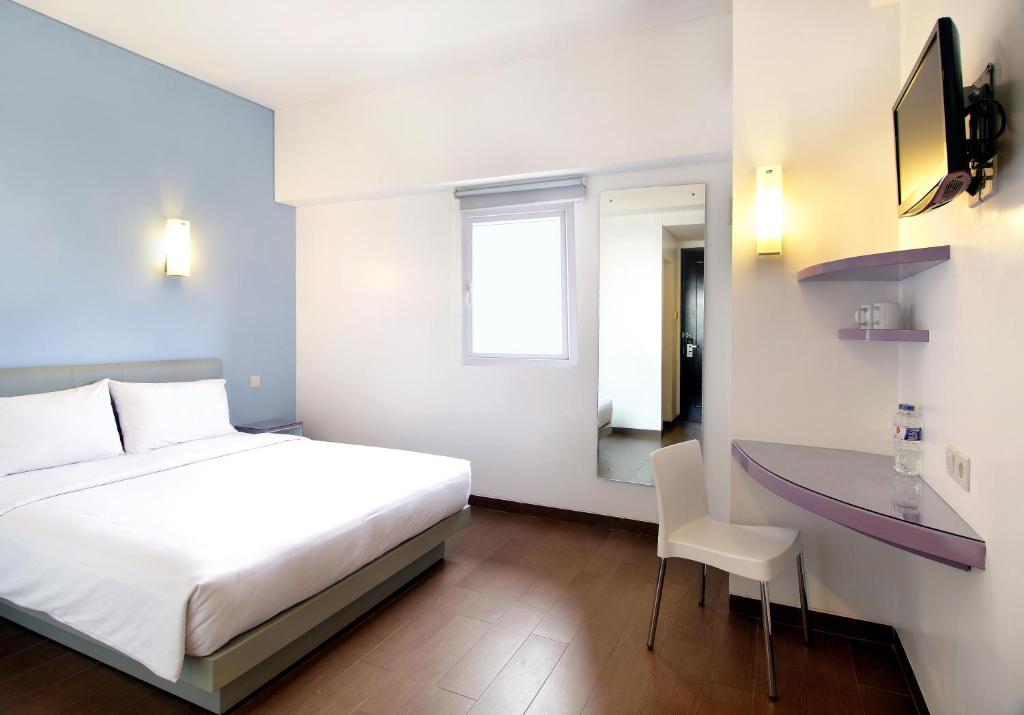 Ein Bett oder Betten in einem Zimmer der Unterkunft Amaris Hotel Bandara Soekarno Hatta