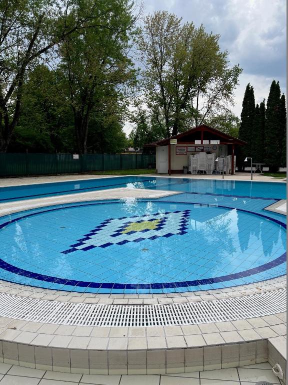 Bazén v ubytovaní Brookforest Apartman alebo v jeho blízkosti