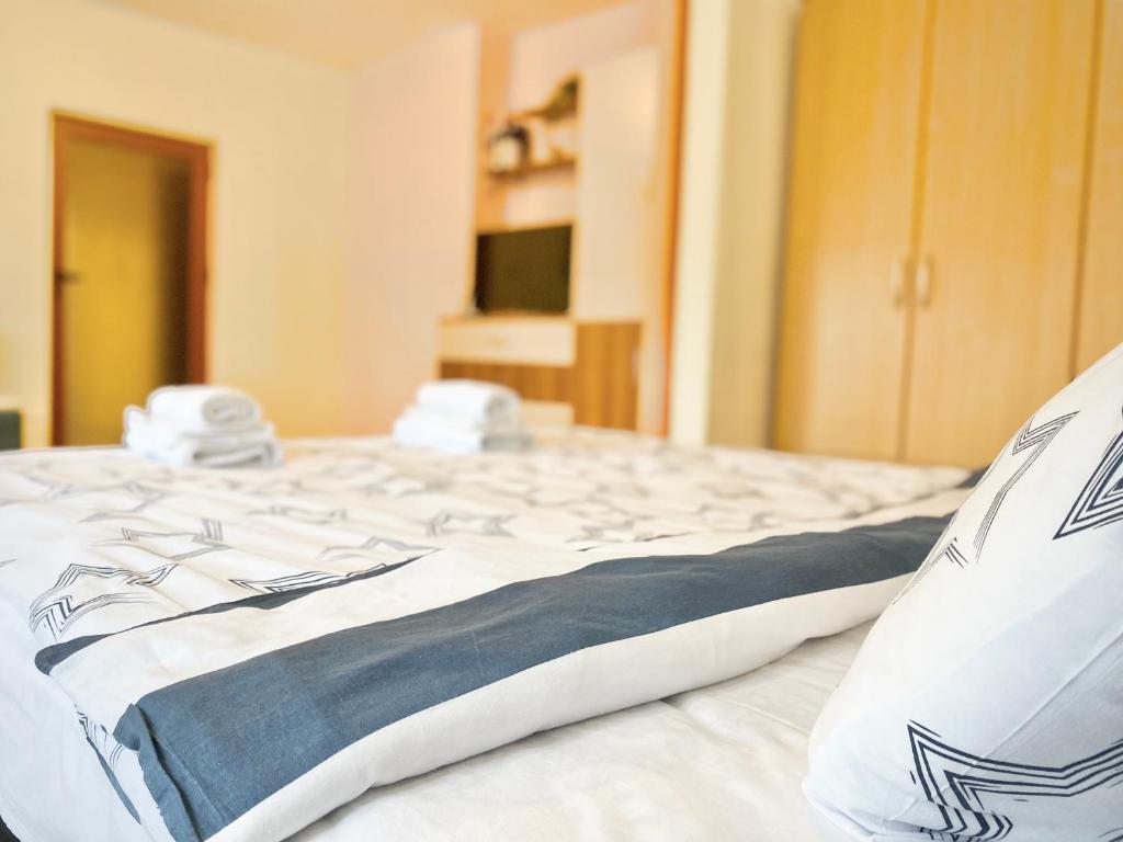 Postel nebo postele na pokoji v ubytování Sunny Central Apartment with TV & Wi-Fi