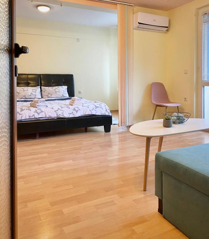 Postel nebo postele na pokoji v ubytování Sunny Central Apartment with TV & Wi-Fi