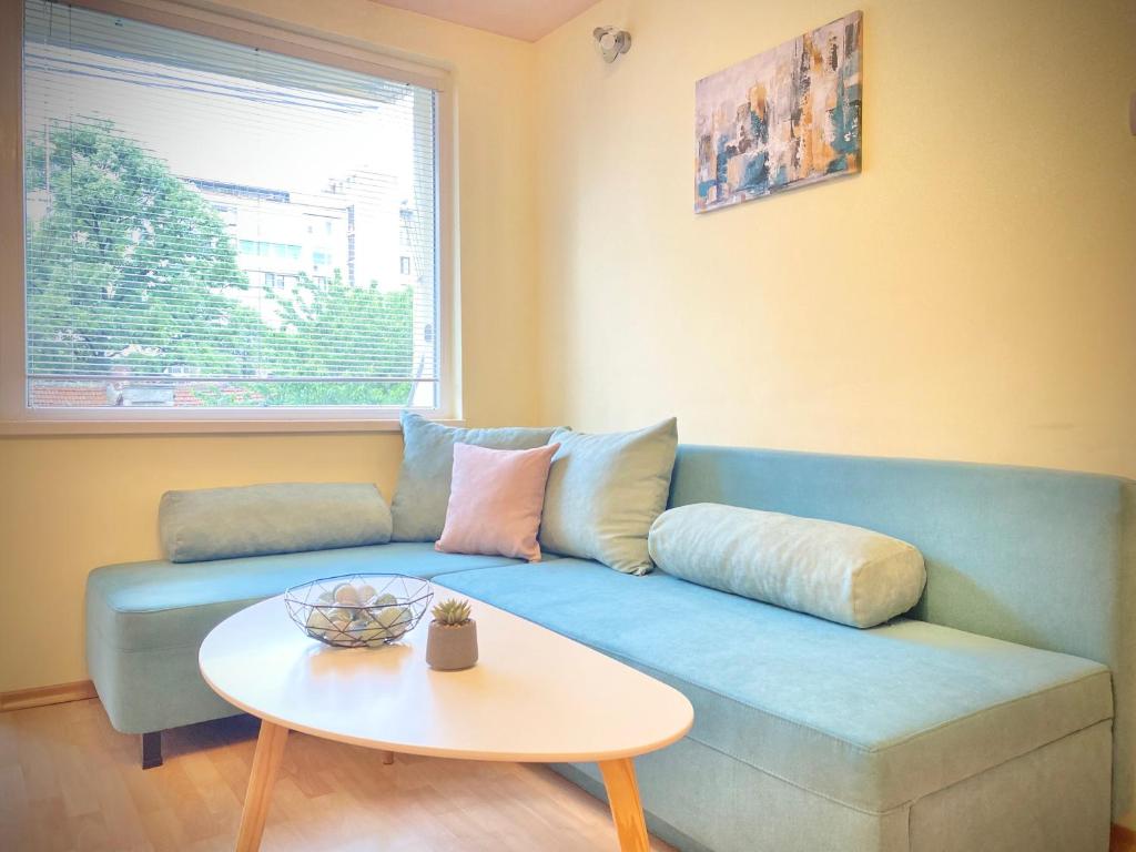 Posezení v ubytování Sunny Central Apartment with TV & Wi-Fi
