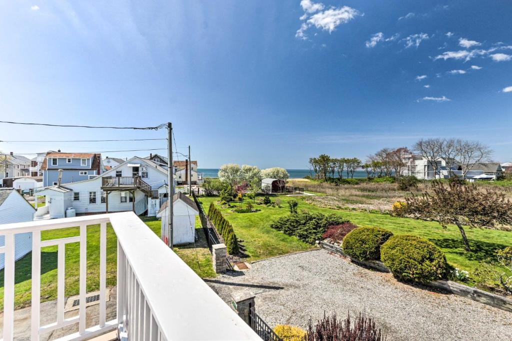 Westbrook Home with Ocean Views - Walk to Beach في ويستبروك: منظر من شرفة منزل