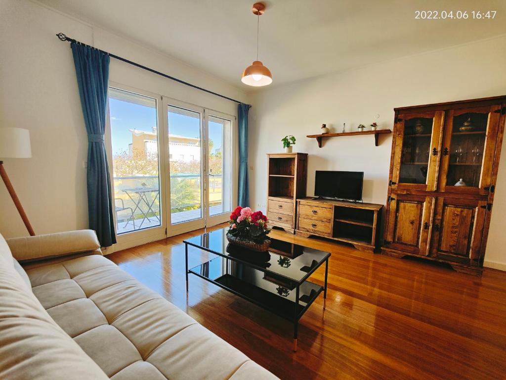 ein Wohnzimmer mit einem Sofa, einem Tisch und einem TV in der Unterkunft Luxury Home in Lisboa Expo in Lissabon