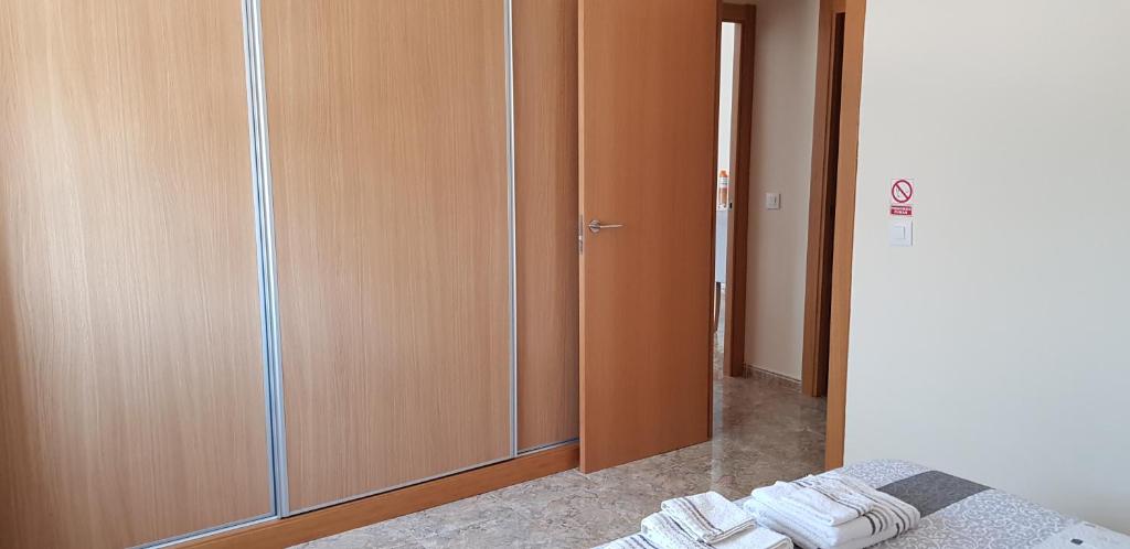 パテルナにあるHabitación Tranquila, Agradable cerca de Valencia en Vivienda Compartidaのベッドルーム1室(クローゼット、ベッド1台、白いタオル付)