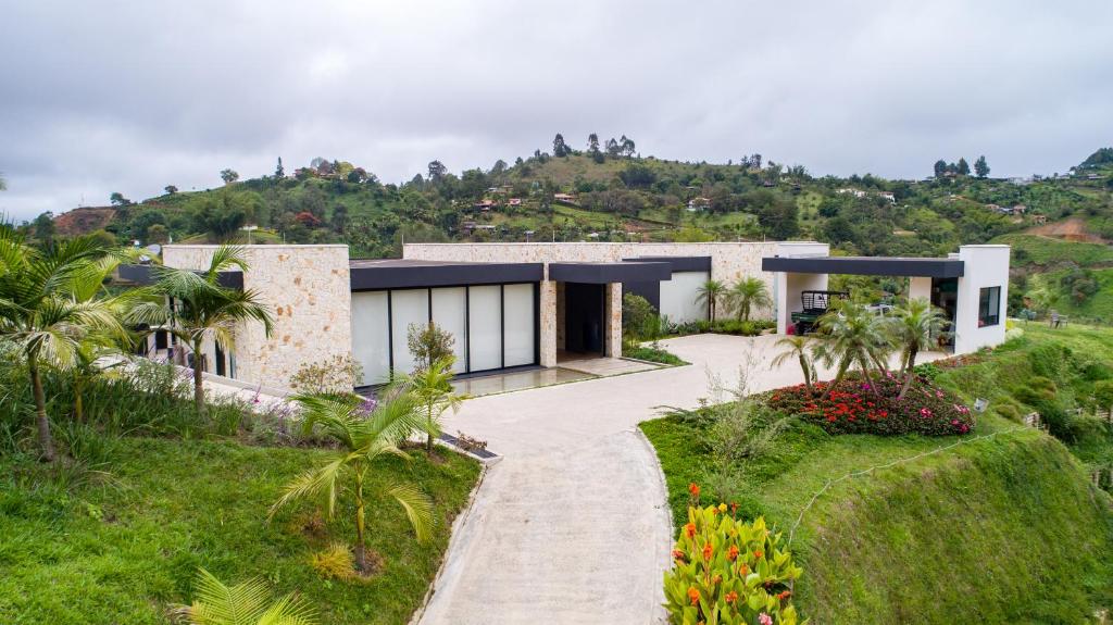 Country House next to Guatapé reservoir with Jacuzzi and Private tennis court