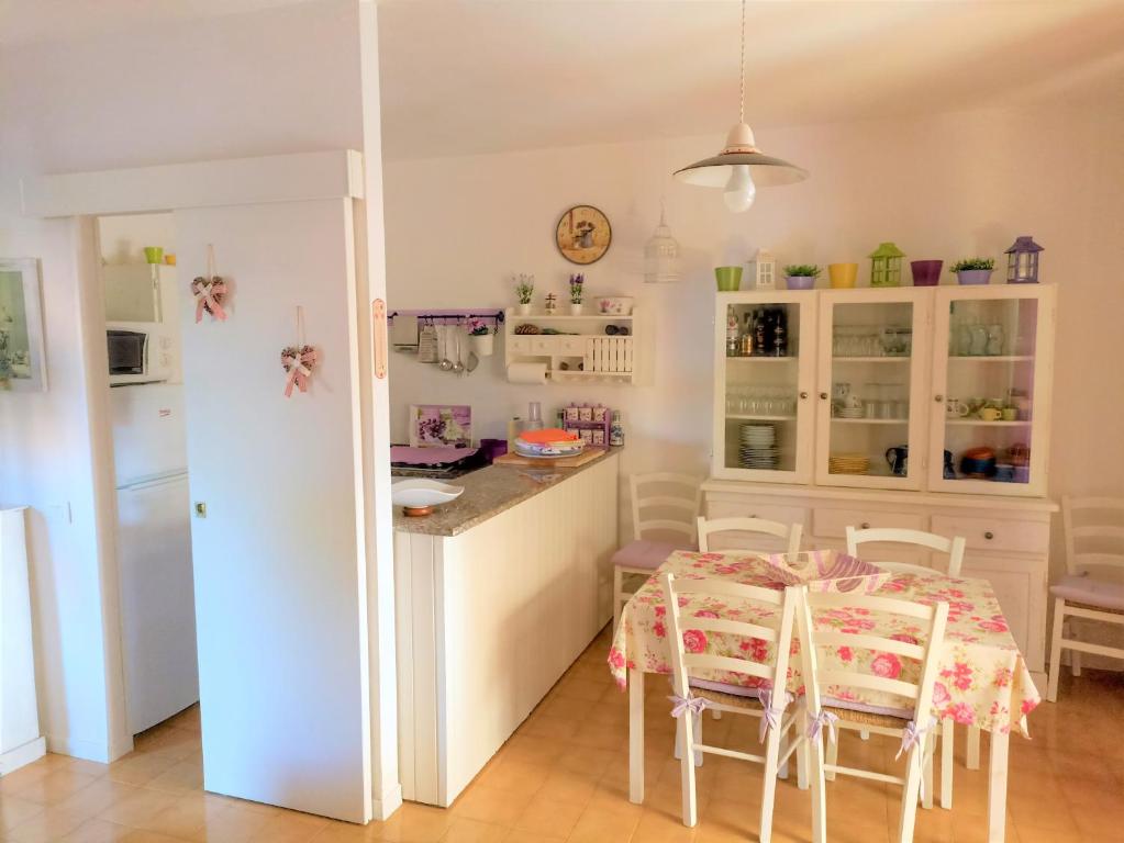 Kuchyňa alebo kuchynka v ubytovaní Purple House - Arboriamar Platamona