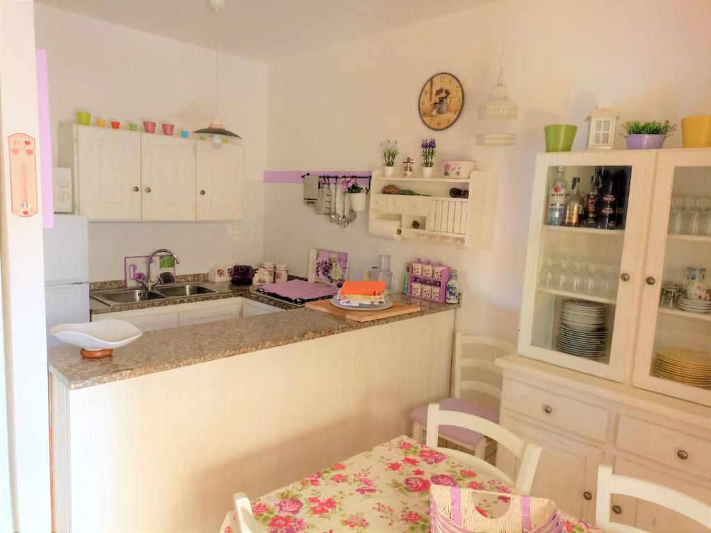 Kuchyňa alebo kuchynka v ubytovaní Purple House - Arboriamar Platamona
