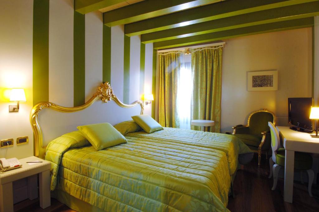 Łóżko lub łóżka w pokoju w obiekcie Hotel Ca' Zusto Venezia