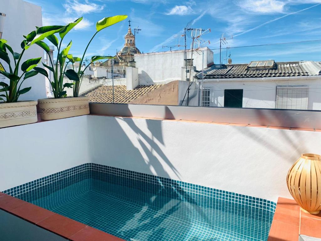 una piscina en la azotea de un edificio en Empecinado, en Sevilla