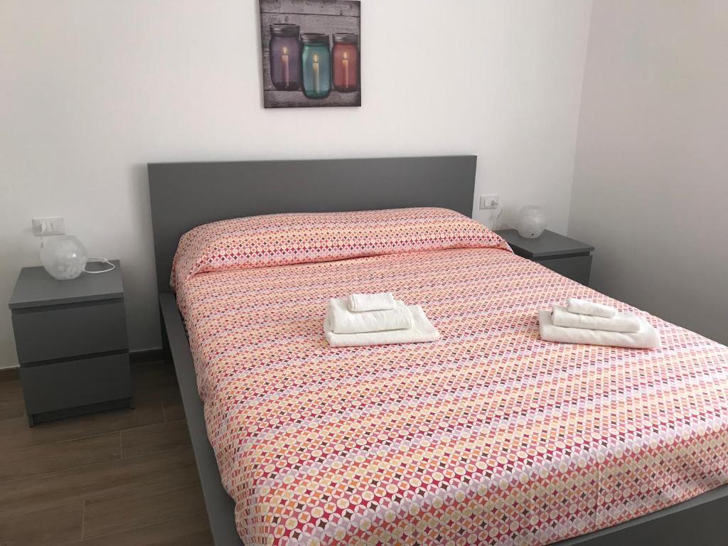 um quarto com uma cama com duas toalhas em Chioggia House di Davide 2 piano em Chioggia