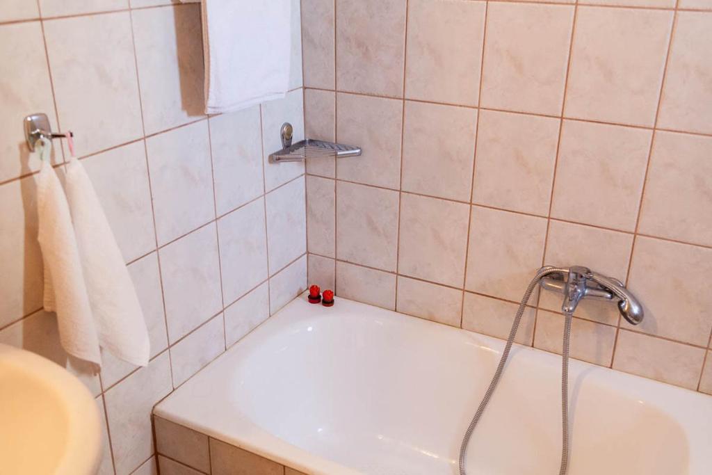 A bathroom at Io