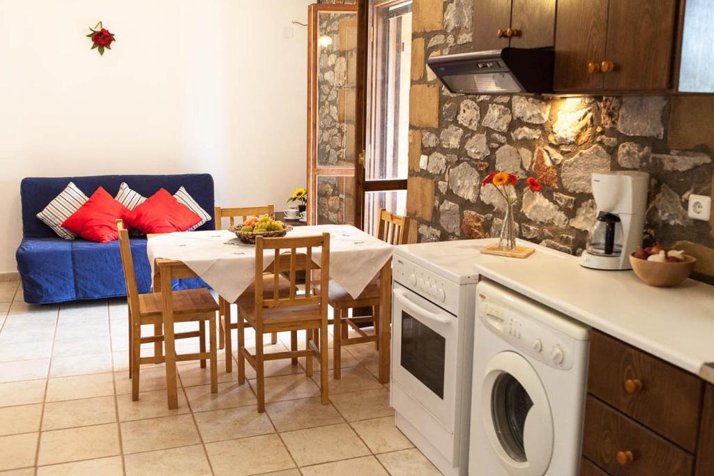A kitchen or kitchenette at Io