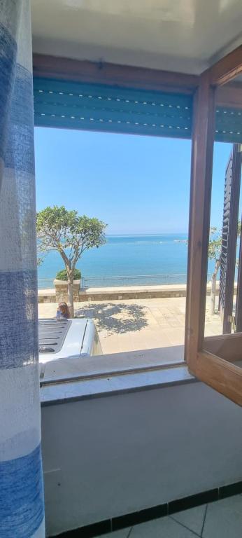 uma janela com vista para a praia em Mar Do Sol em Agnone