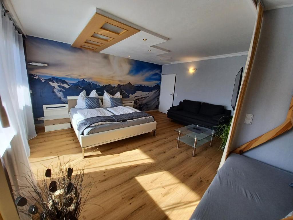 - une chambre avec un lit king-size et un canapé dans l'établissement Apartment Magdalena, à Kaprun