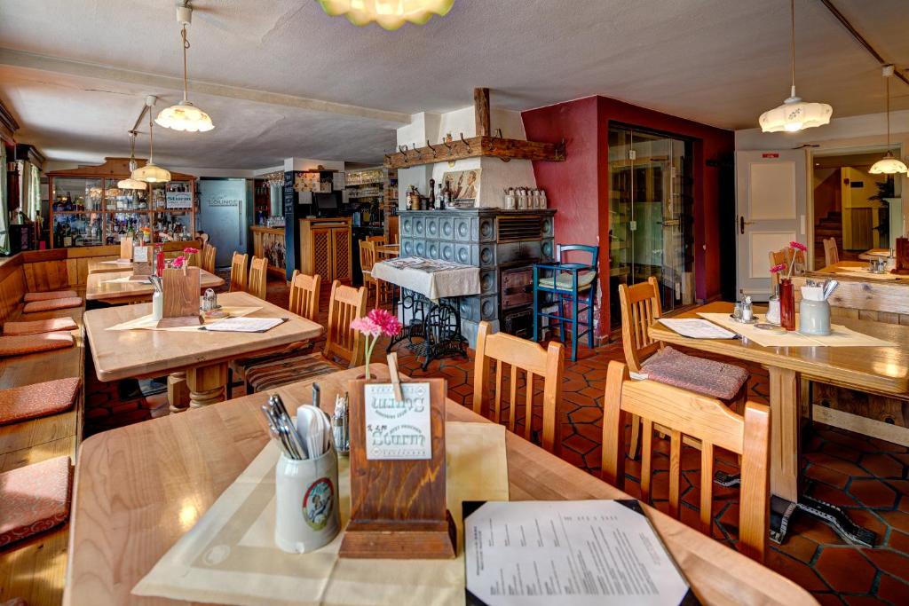 Un restaurante u otro lugar para comer en Hotel Leimer Bräu