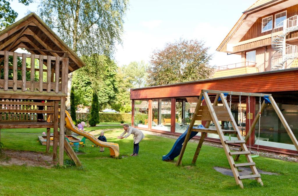 Herní místnost nebo prostor pro děti v ubytování Hotel Hof Sudermühlen