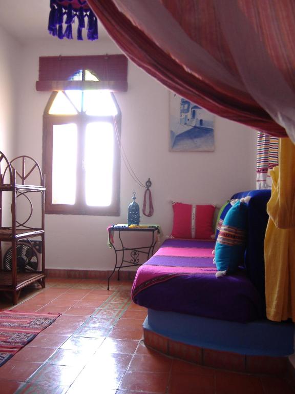 a living room with a couch and a window at Casa La Palma in Chefchaouene