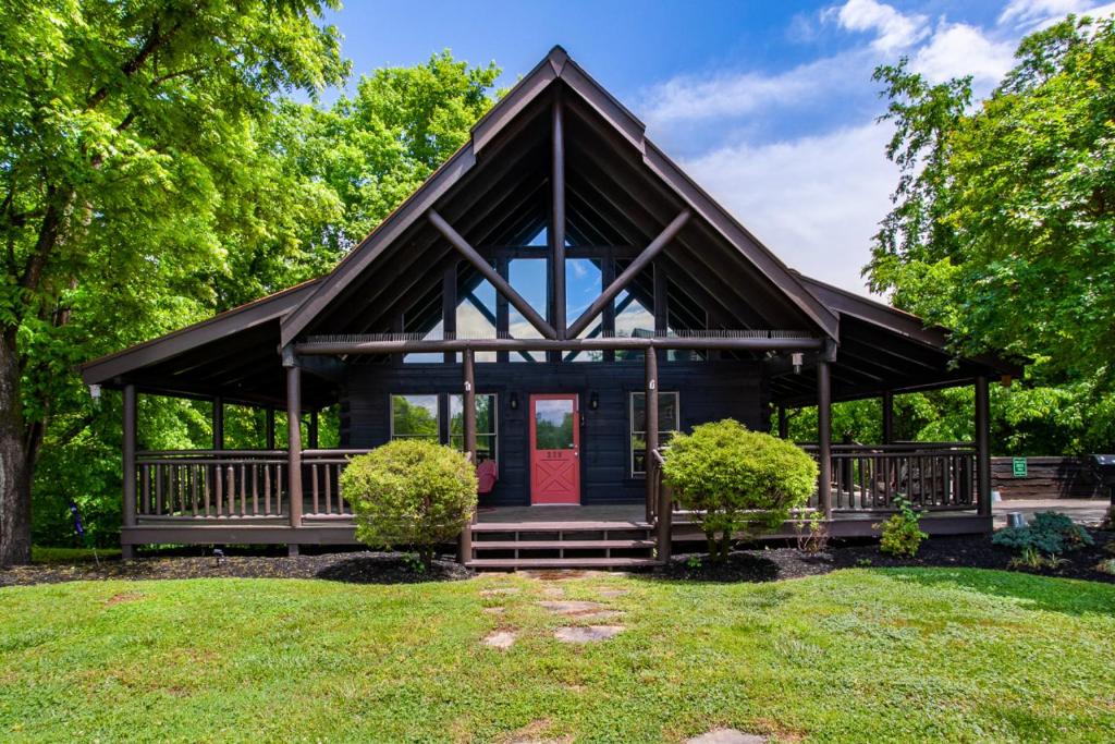 Κήπος έξω από το Bear Hugs - Hot Tub, 2 Fire Pits, and Fireplace