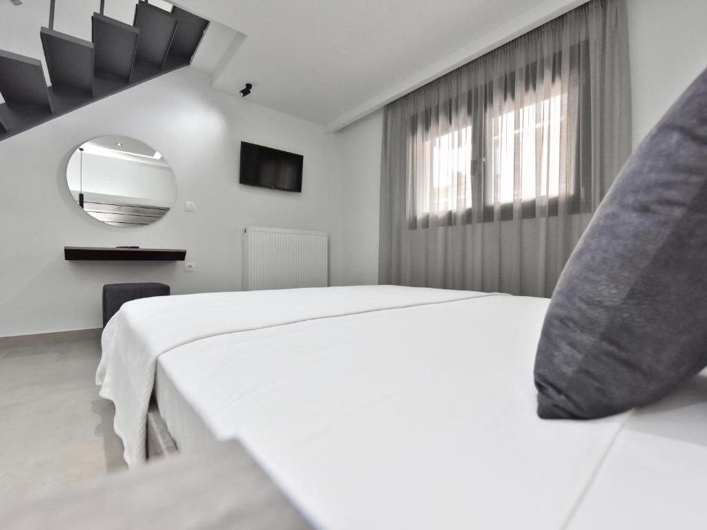 Postel nebo postele na pokoji v ubytování Christina Suites