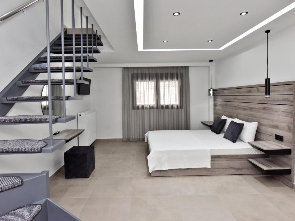 Postel nebo postele na pokoji v ubytování Christina Suites