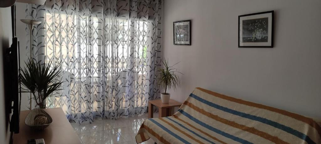 sala de estar con sofá y ventana en apartamento Anais, en Salou