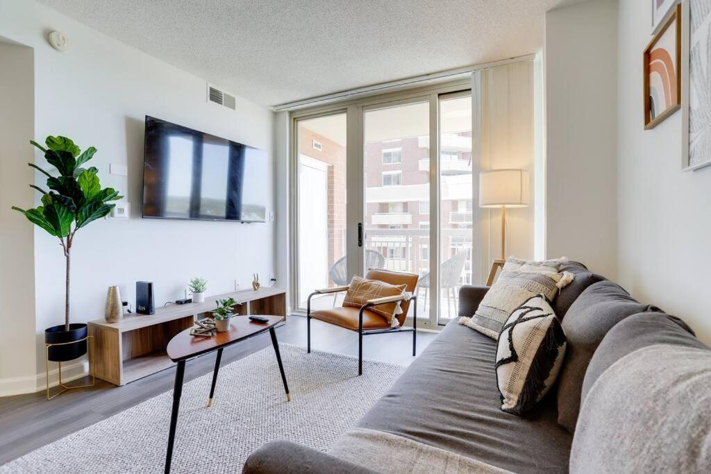 Кът за сядане в Awesome 1 Bedroom Condo At Ballston Place With Gym