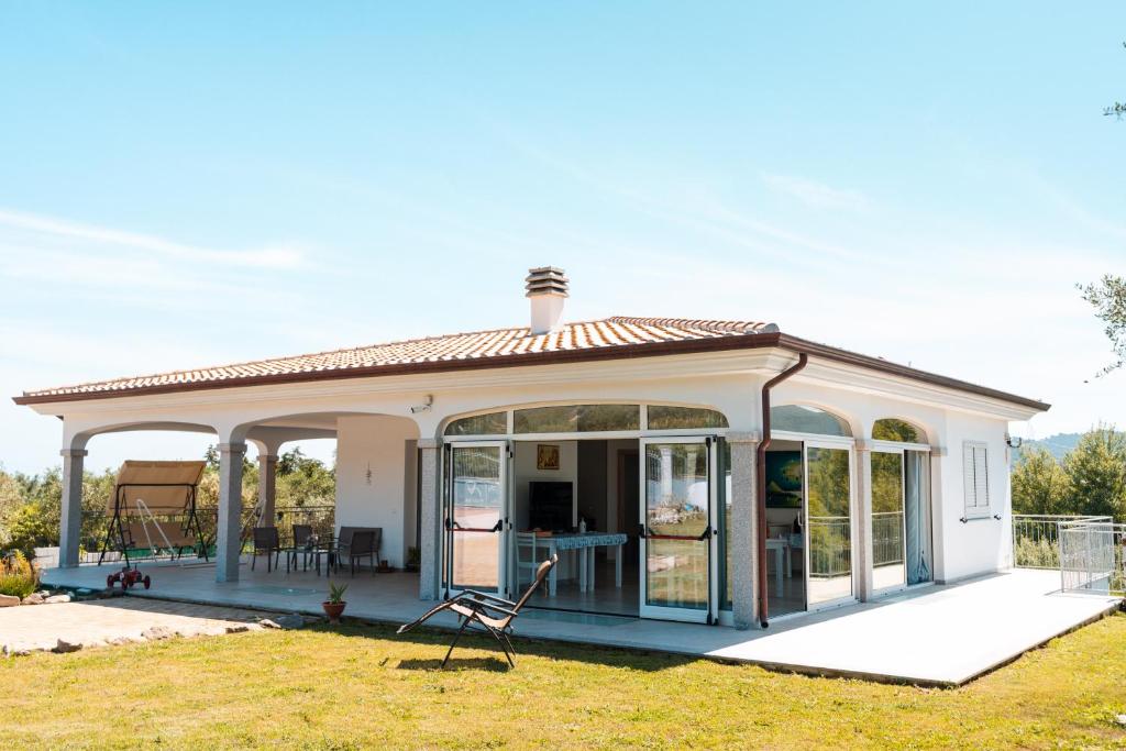 a house with a conservatory in a yard at Agriturismo b&b Mares e Montes de Marrante in Siniscola