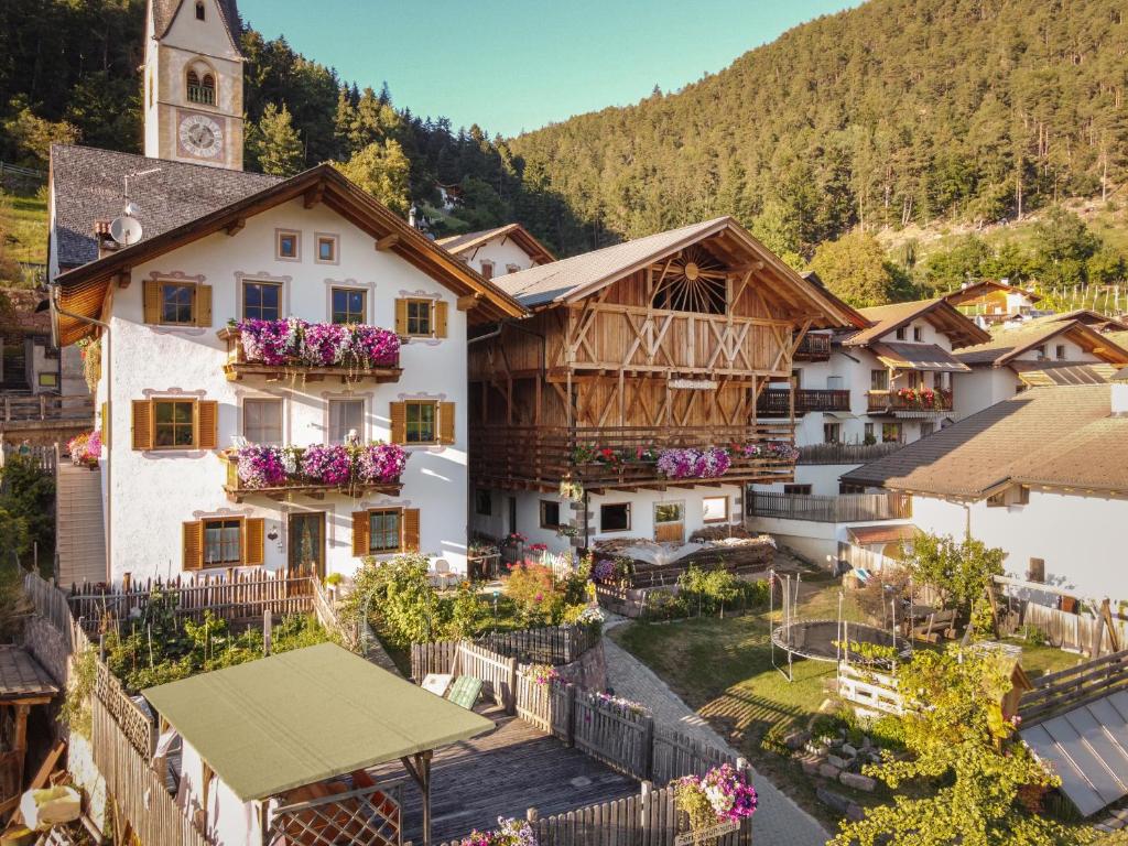 una vista aérea de un pueblo con una iglesia en Nuierhof, en Castelrotto