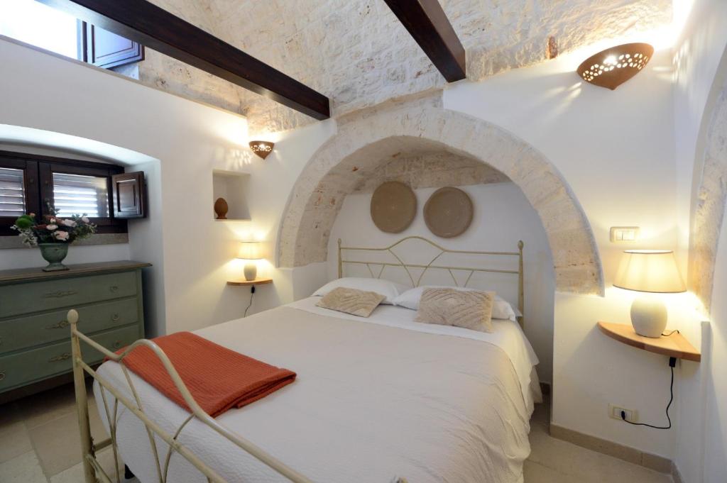 - une chambre avec un lit blanc et une voûte dans l'établissement Dimora Monte Grappa, à Alberobello