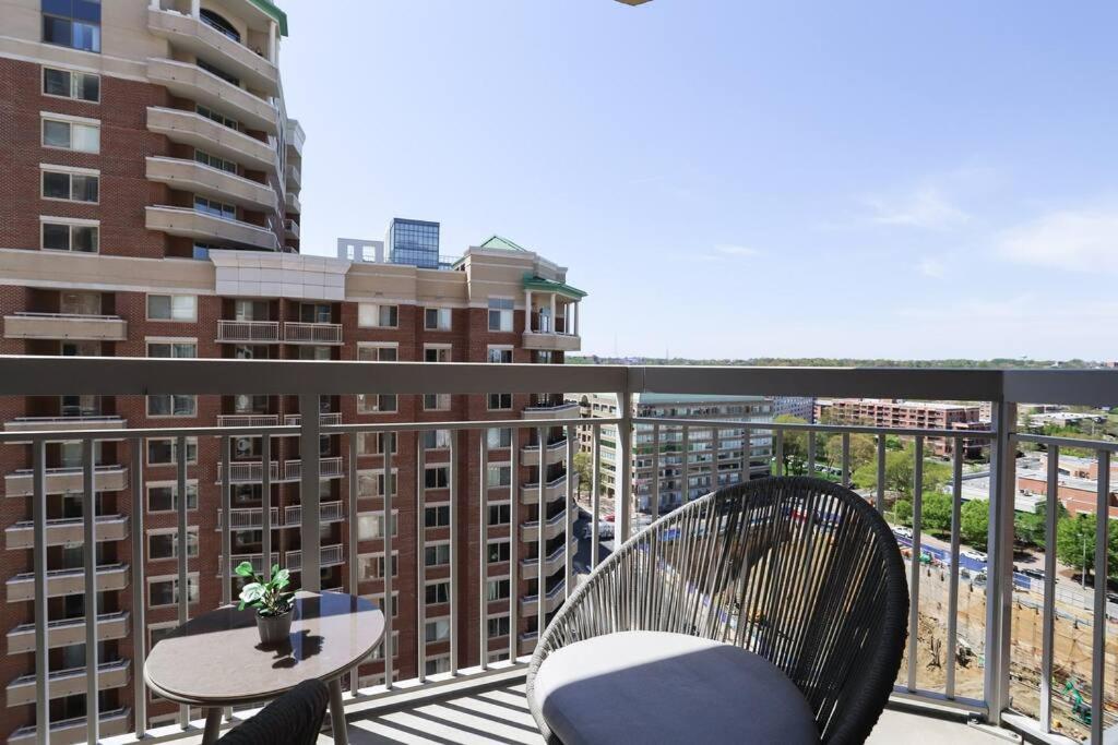 un balcón con 2 sillas y una mesa en el balcón en Exquisite 1 Bedroom Condo At Ballston With Gym en Arlington