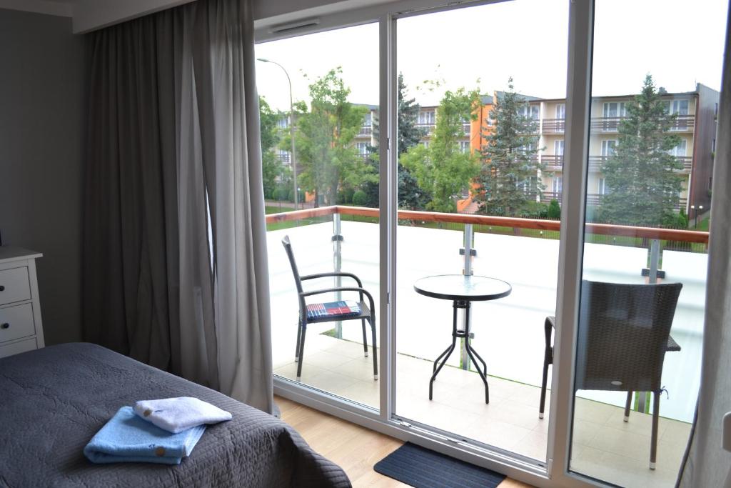 ダルウフコにあるDarłówko Apartament Morski VIのベッドルーム1室(ベッド1台付)が備わります。バルコニーの景色を望めます。