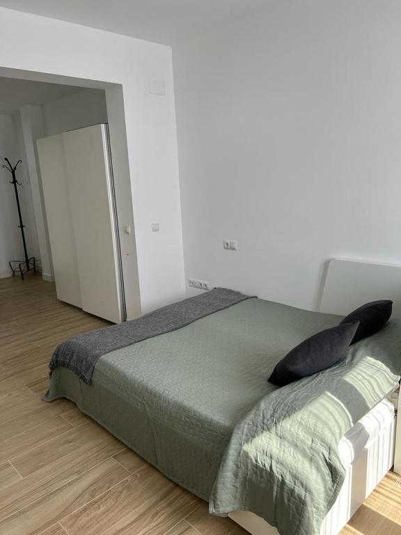 Łóżko lub łóżka w pokoju w obiekcie CASTRO Suites Osuna