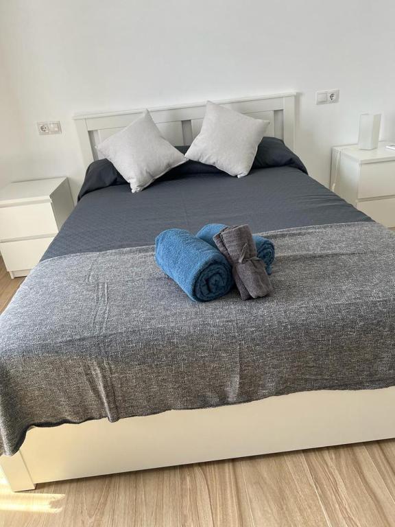 Łóżko lub łóżka w pokoju w obiekcie CASTRO Suites Osuna