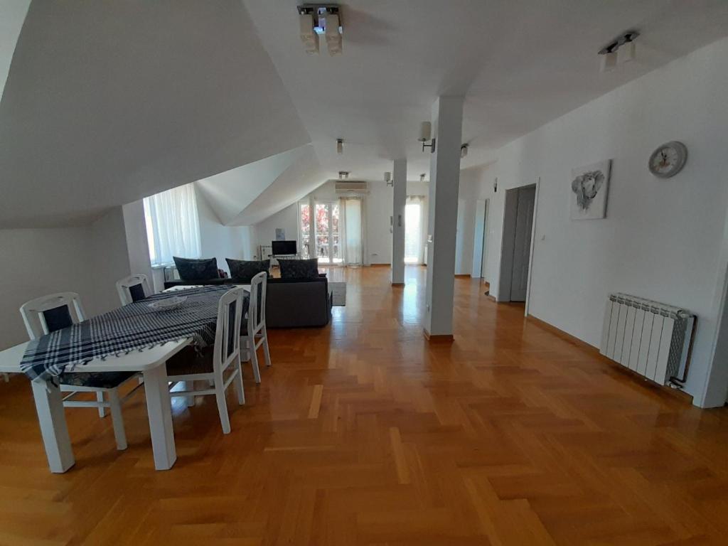 a large living room with a table and chairs at Apartment Ken in Surčin