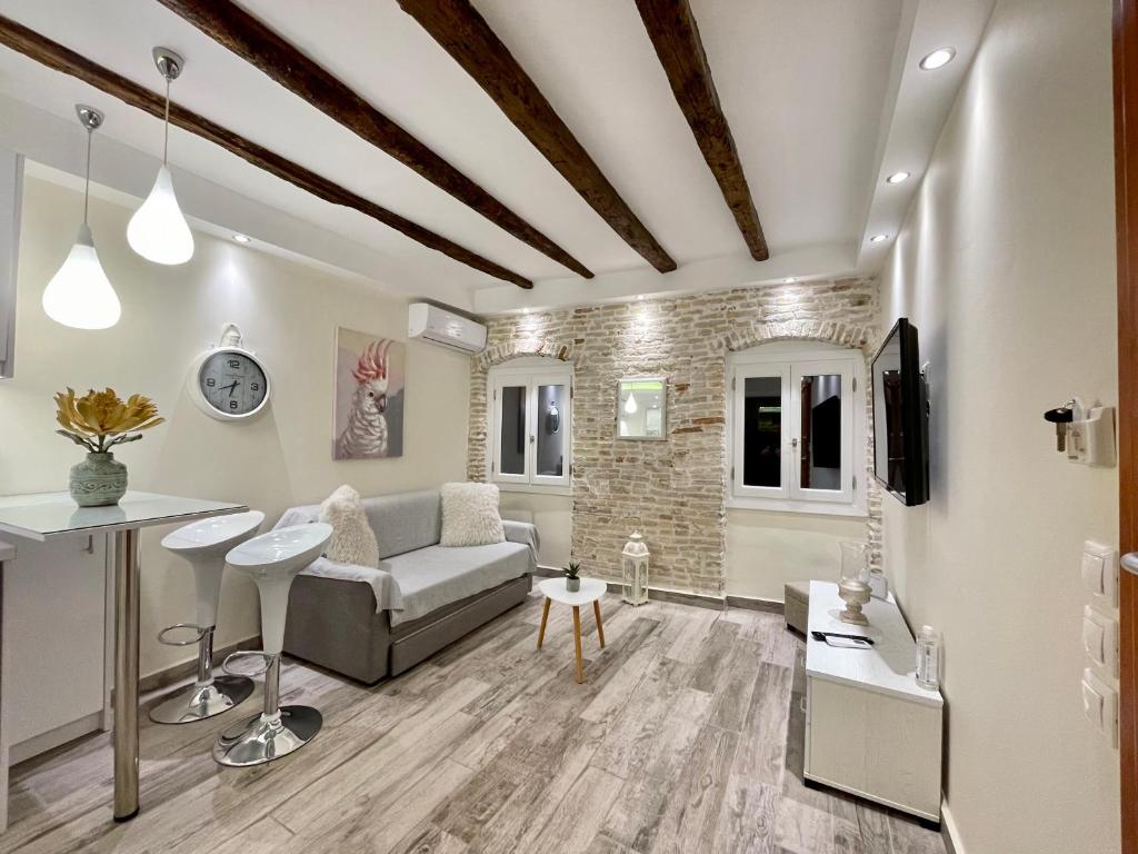 ein Wohnzimmer mit Sofa und Tisch in der Unterkunft The well in Korfu-Stadt