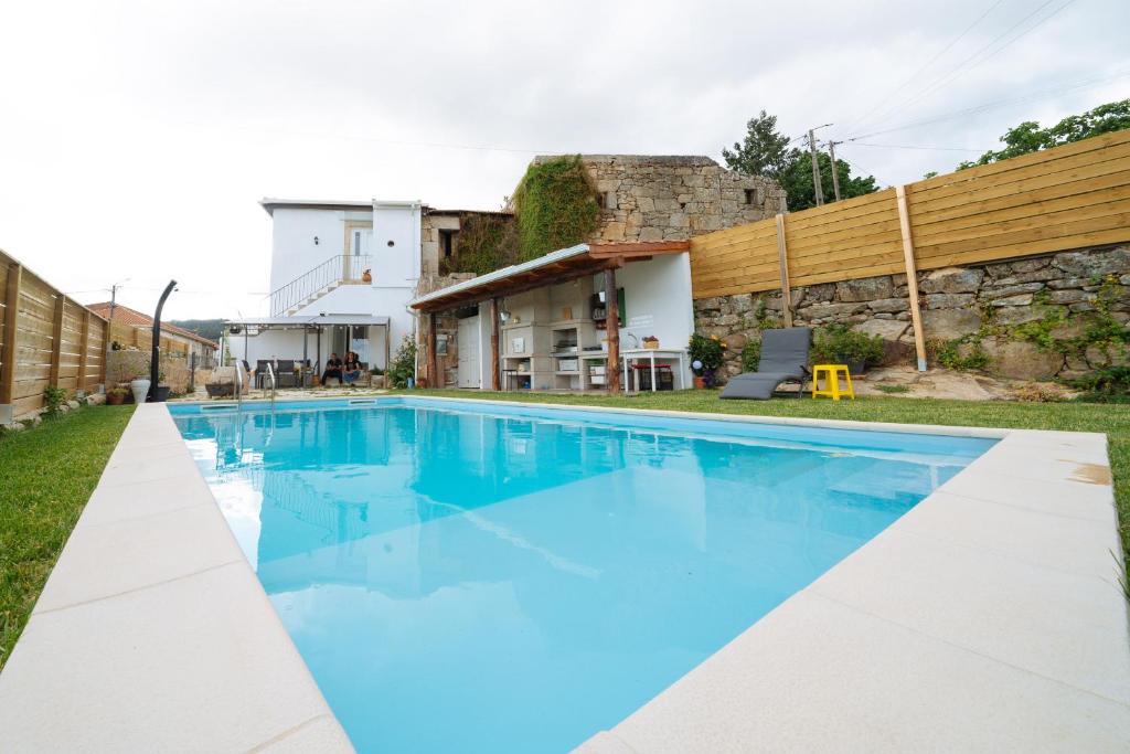 a swimming pool in the yard of a house at Casa d'Arcã in Alijó