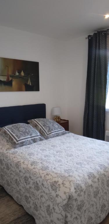 - une chambre avec un lit et une couette blanche dans l'établissement Gite du golf bis, à Gonneville-sur-Mer