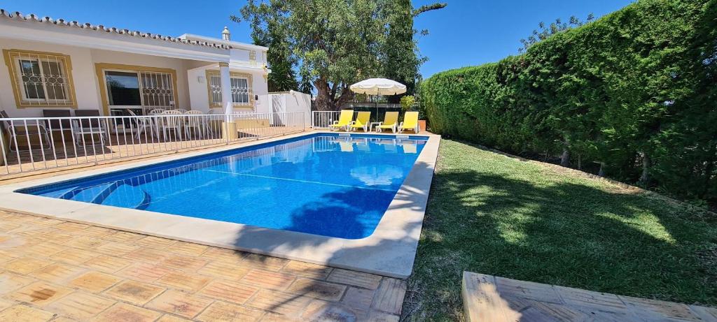 a swimming pool in the yard of a house at Casa Dos Cedros in Guia