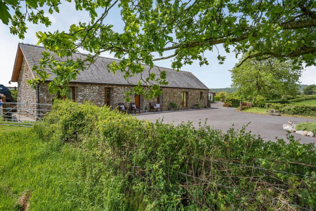 an external view of the cottage at Ysgubor Hir in Llanedy