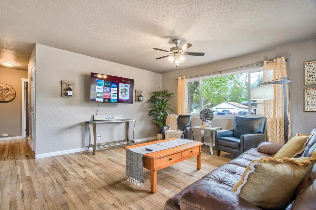 ein Wohnzimmer mit einem Sofa und einem Tisch in der Unterkunft NEW Central, Cozy 5BR House in Old Colorado City in Colorado Springs
