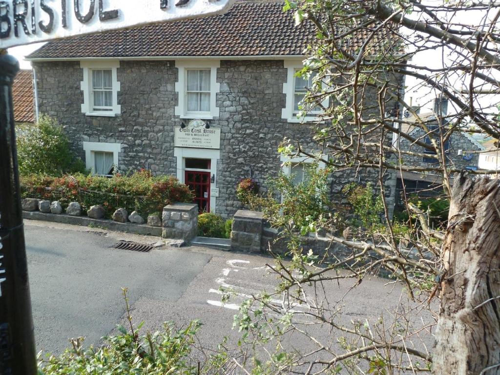 una casa con un letrero de la calle delante de ella en The Owls Crest House B&B, en Weston-super-Mare