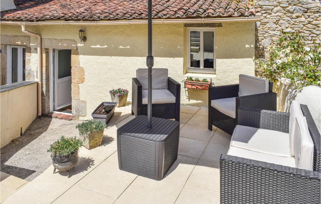 eine Terrasse mit Korbstühlen und einem Tisch in der Unterkunft Gorgeous Home In Le Busseau With Wifi in Le Busseau