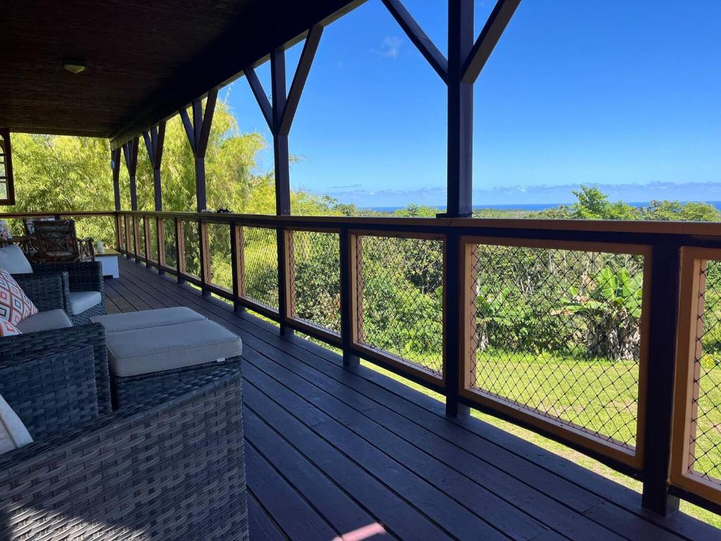 - une véranda avec vue sur les bois dans l'établissement Off-Grid Getaway with Ocean Views in Paradise, à Pahoa