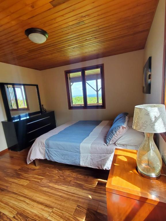 Postel nebo postele na pokoji v ubytování Off-Grid Getaway with Ocean Views in Paradise