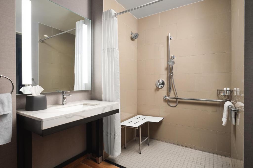 Hyatt House LAX Century Blvd - 带有滚动淋浴的Den King Room-残疾人