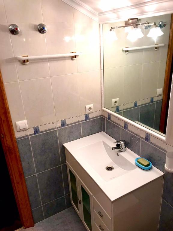 Koupelna v ubytování La Casina de Colores de Cudillero